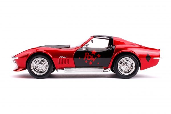 31196 1.24 hwr 1969 corvette stingray w harley quinn 5 scaled - 1969 Chevrolet Corvette Stingray (Red) Harley Quinn & – Hollywood Rides Window Box - Jada 1:24 DC Comics