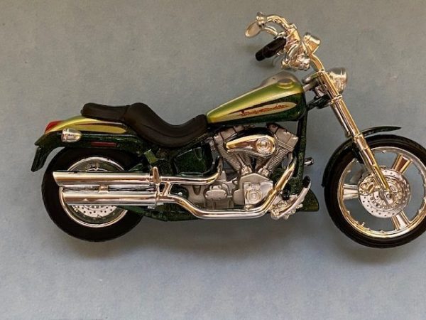 31360 37 3a rotated e1604772032479 - 2004 HARLEY DAVIDSON FXSTDSE CV0 MOTORCYCLE IN 1:18 SCALE
