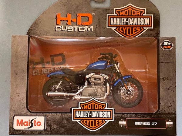 31360 37 5 - 2012 HARLEY DAVIDSON XL 1200N NIGHTSTER MOTORCYCLE - METALLIC BLUE - 1:18 SCALE