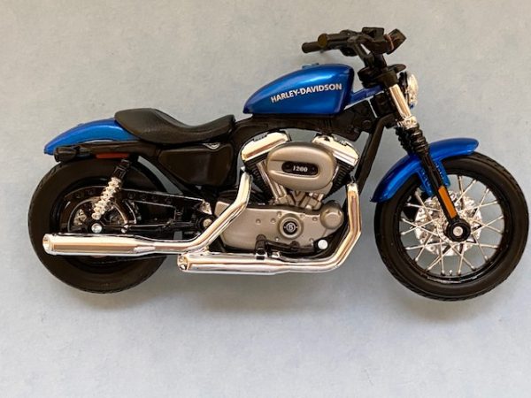 31360 37 5a - 2012 HARLEY DAVIDSON XL 1200N NIGHTSTER MOTORCYCLE - METALLIC BLUE - 1:18 SCALE
