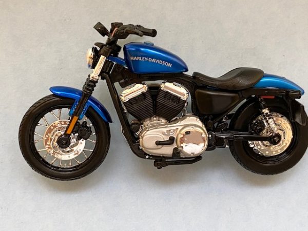 31360 37 5c - 2012 HARLEY DAVIDSON XL 1200N NIGHTSTER MOTORCYCLE - METALLIC BLUE - 1:18 SCALE
