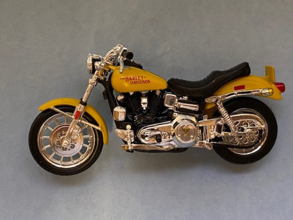 31360 38 1a - 1977 HARLEY DAVDISON FXS LOW RIDER MOTORCYCLE - YELLOW IN 1:18 SCALE