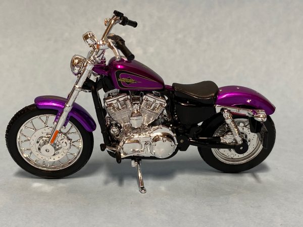 31360 38 5b - 2013 HARLEY DAVDISON XL 1200V SEVENTY-TWO MOTORCYCLE IN 1:18 SCALE
