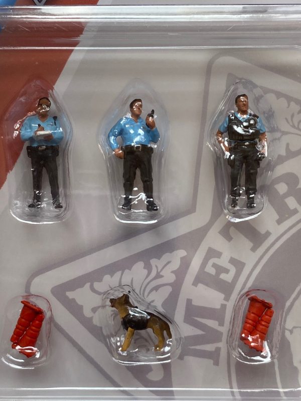 ad76459 1 - METRO POLICE DIE CAST FIGURES, 3 POLICE OFFIERS, 1 DOG AND 4 PYLONS