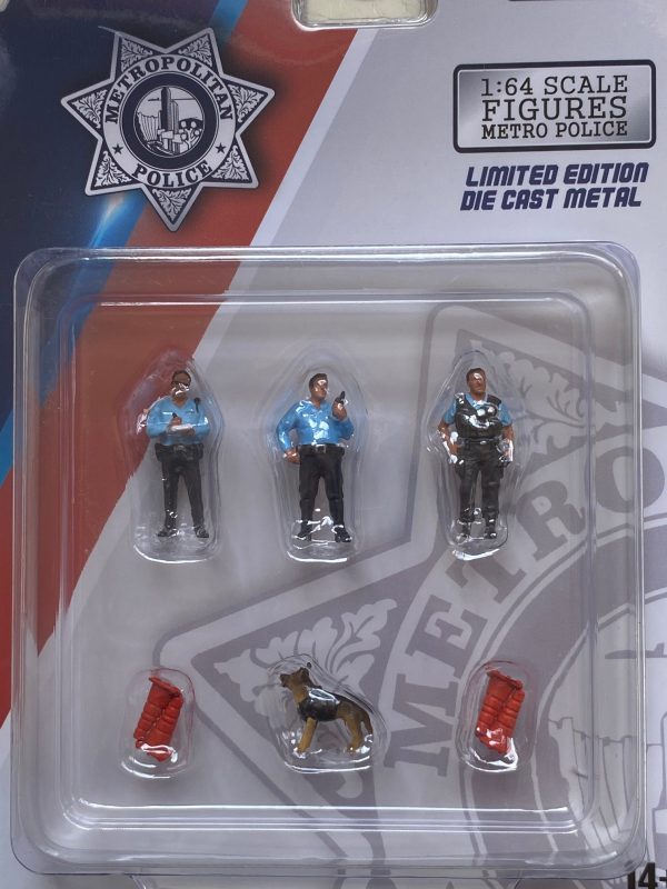 ad76459 - METRO POLICE DIE CAST FIGURES, 3 POLICE OFFIERS, 1 DOG AND 4 PYLONS