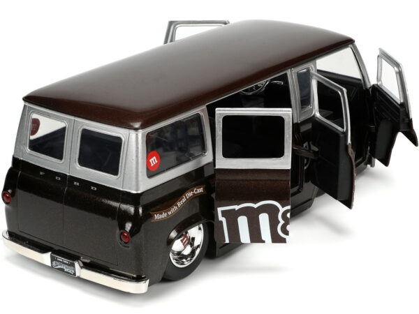 32027d - 1965 FORD ECONOLINE - WITH RED M & M FIGURE - HOLLYWOOD RIDES BY JADA