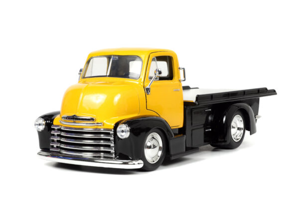 justtrucks 124withrack 1947fordcoe highwaydrag glossywhiteblack 33030 03 scaled - 1952 CHEVROLET COE - YELLOW - BLACK BY JADA WITH TIRE RACK
