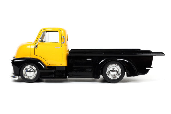 justtrucks 124withrack 1947fordcoe highwaydrag glossywhiteblack 33030 04 scaled - 1952 CHEVROLET COE - YELLOW - BLACK BY JADA WITH TIRE RACK