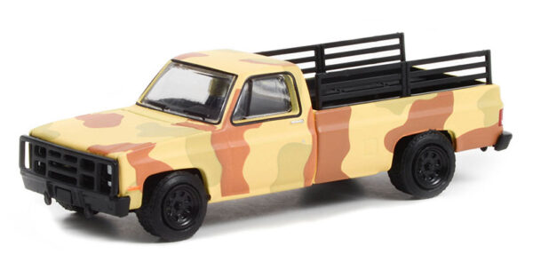 61010 f - 1987 Chevrolet Pick Up Truck M1008 CUCV in Desert Camouflage with Troop Seats in Truck Bed