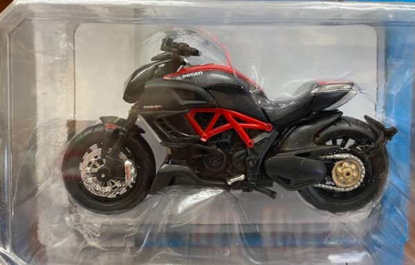 35300 2 - DUCATI DIAVEL CARBON MOTORCYCLE IN 1:18 SCALE - BLACK/RED