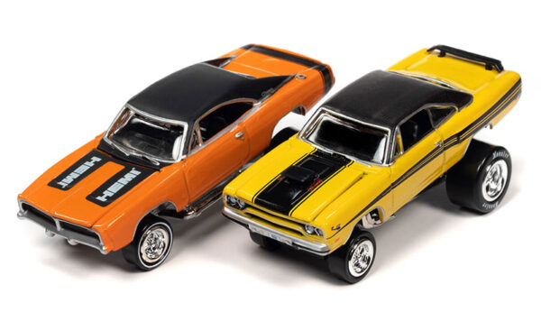 jlsp318 a - Hemi Zinger 1970 Plymouth Road Runner (Yellow with Gator Roof & Black Side Stripes) 1969 Dodge Charger R/T (Metallic Orange with Flat Black Roof)