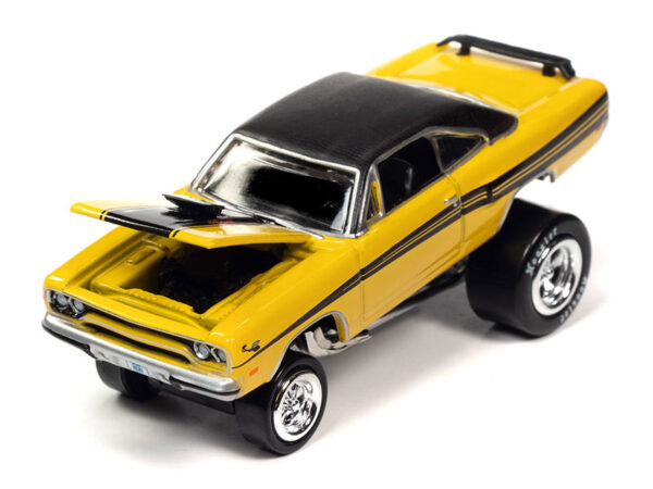 v2 jlsp318 a - Hemi Zinger 1970 Plymouth Road Runner (Yellow with Gator Roof & Black Side Stripes) 1969 Dodge Charger R/T (Metallic Orange with Flat Black Roof)