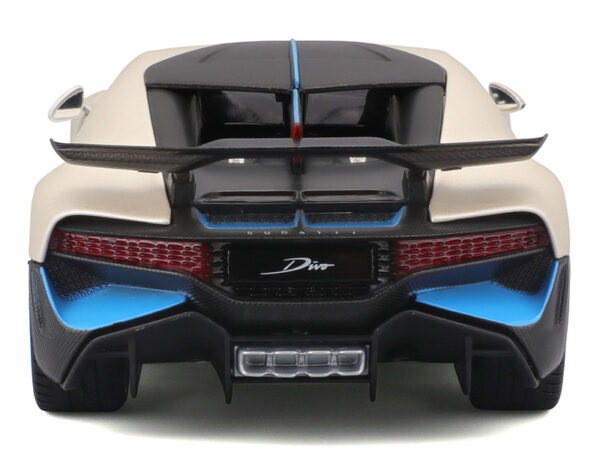 v4 31526mwt - Bugatti DIVO in Metallic White